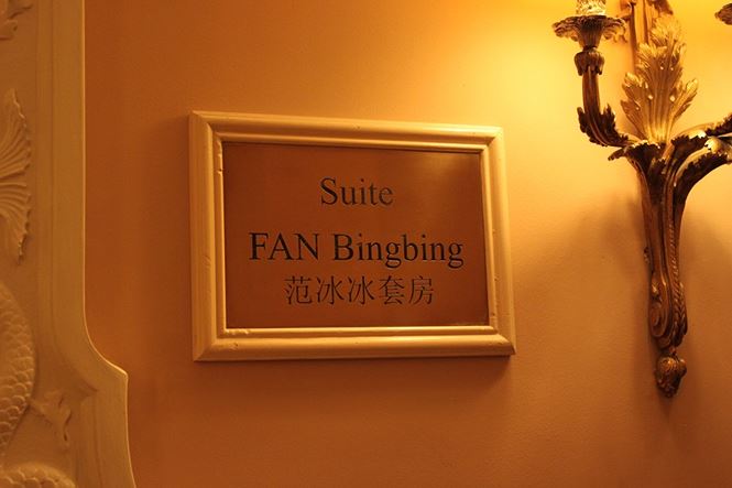 Cận cảnh phòng khách sạn sang chảnh đầy ắp hình ảnh chính mình của Phạm Băng Băng tại Cannes